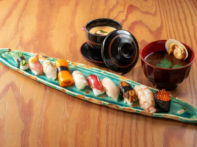 Sushi served at "Sharikoma" that can be eaten in one bite with high-quality seasonal fish.