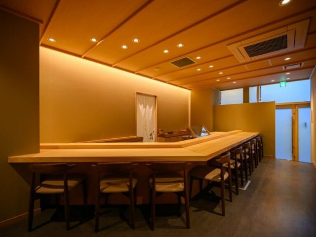 Restaurants serving sushi and seafood dishes around Ebisu