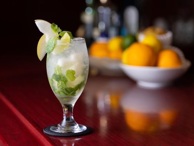 這家餐廳提供多樣化的菜單選擇，適合各種口味的顧客。店內環境舒適，服務人員態度親切，讓顧客有賓至如歸的感受。