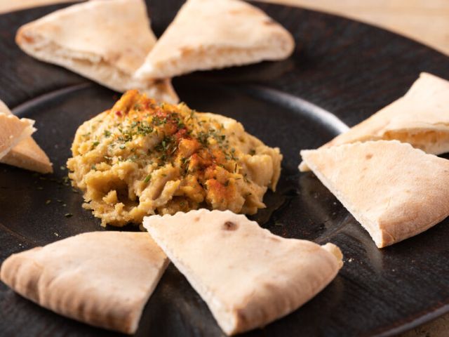 這家餐廳提供多樣化的菜單選擇，適合各種口味的顧客。餐點新鮮且美味，服務態度也非常親切。環境舒適，是聚會和用餐的理想場所。