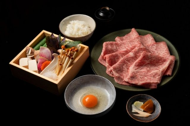 최상급 와규를 마음껏 즐길 수 있는 [먹을 수 있는 만큼 먹기 스키야키 십이천] 히로오・EAT PLAY WORKS