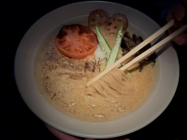 비브구르망 게재점[Vegan Ramen UZU Kyoto]의 비건 라멘을 도쿄의 아트 공간에서 시식