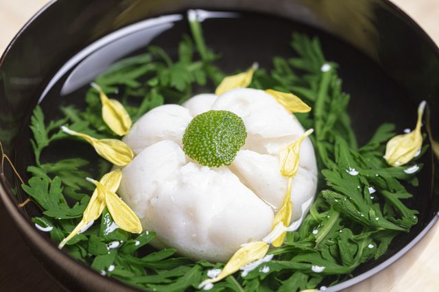 It is possible to enjoy not only tea but also food and alcohol.