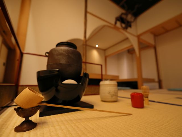 Guests can enjoy watching the staff perform beautiful tea ceremony techniques.