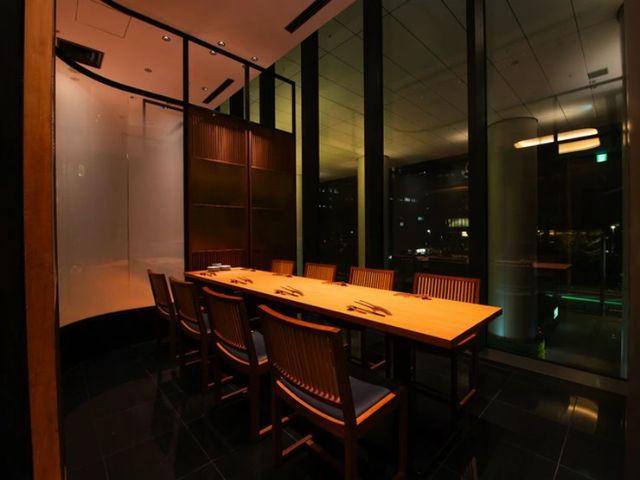 A restaurant near Tokyo Station where one can enjoy "omakase" sushi and Japanese cuisine