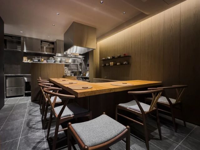 A restaurant near Tokyo Station where one can enjoy "omakase" sushi and Japanese cuisine
