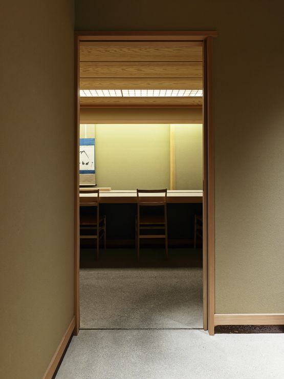 在瀰漫著凜然氣息的和風空間中，提供極致的日本料理