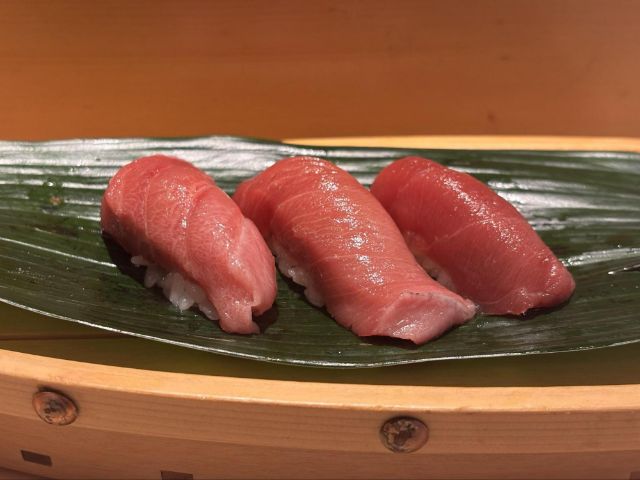 尽情享用高级寿司。在新宿“有楽町かきだ”享受全包式的主厨推荐套餐