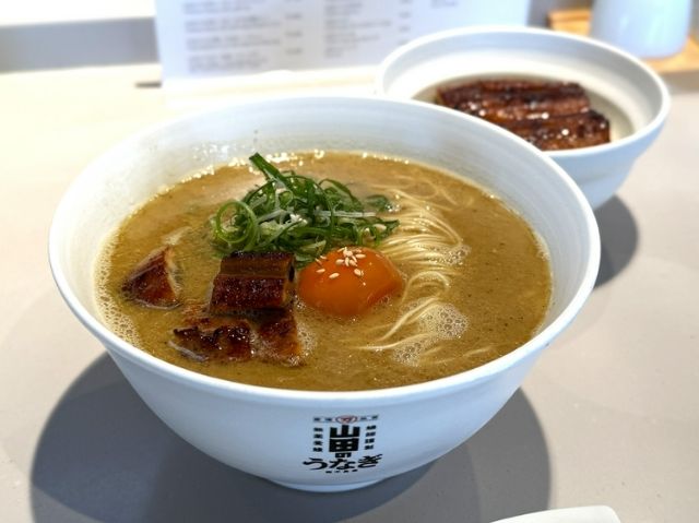 6. “东”东京美食引人关注・村上推荐[山田鳗鱼・鳗骨拉面 築地本店]/ 东京・築地