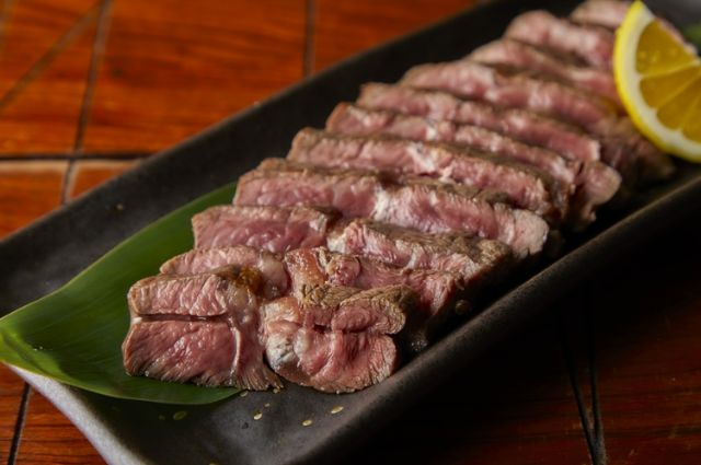 Charcoal-grilled rare black-haired Wagyu Tokyo beef