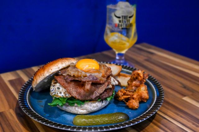 Eating Honest Wagyu Burgers at Wagyu Brothers, Asakusa