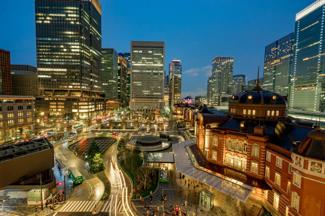 邊欣賞丸之內夜景邊享用的奢華晚餐令人讚不絕口（所需時間:約30分鐘）