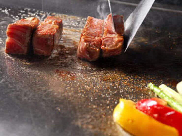 在三之宮享受三大美味和牛『神戶牛』！ 精選能在吧檯品嚐神戶牛牛排、陶醉在主廚精湛手藝的餐廳