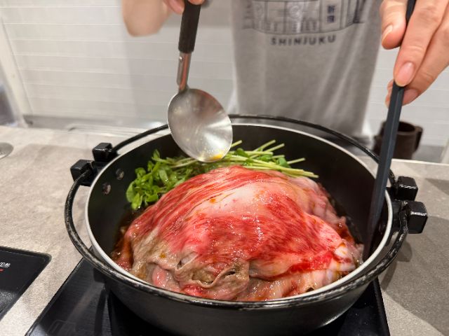 東京獨旅吃美食絕不能錯過的這間店！一人美味火鍋、壽喜燒必吃名店「一人涮涮鍋七代目松五郎 新宿東寶大樓店」