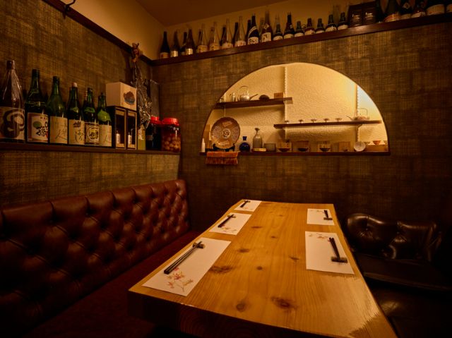 新橋的隱藏酒屋[酒亭穂椋]沉醉於日本酒與江戶名物「蔥鮪鍋」