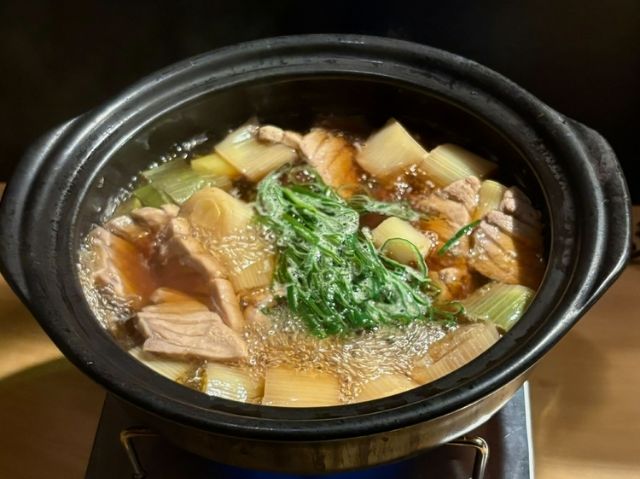 新橋的隱藏居酒屋[酒亭穗椋]沉醉於日本酒與江戶名物「蔥麻鍋」