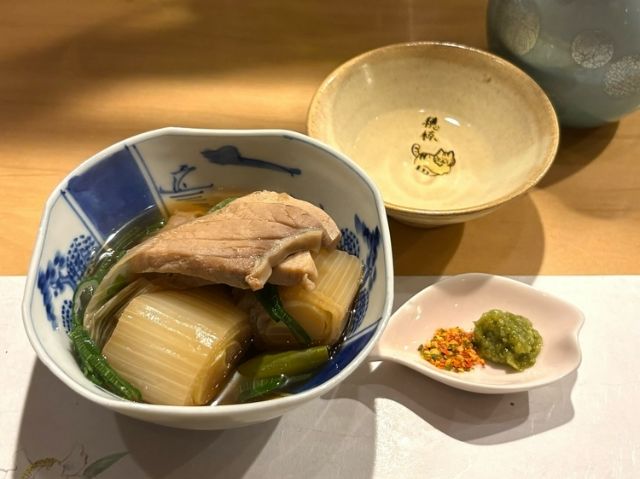 新橋的隱藏居酒屋[酒亭穂椋]沉醉於日本酒與江戶名物「蔥鮪鍋」