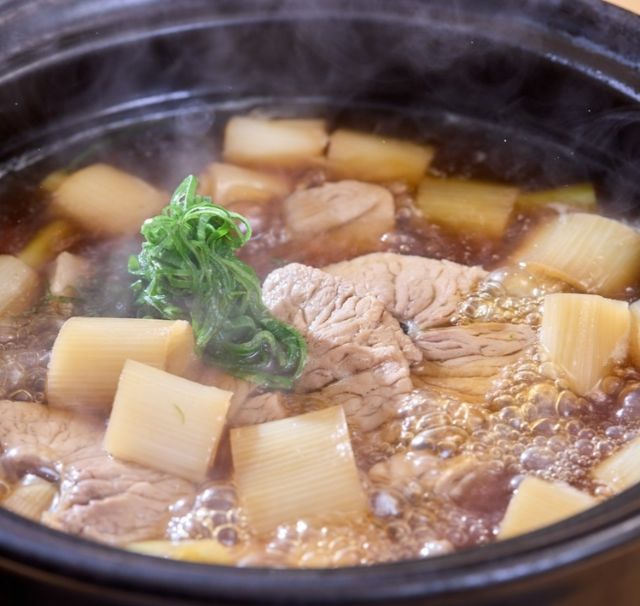 도쿄・신바시의 숨은 골목 주점[슈테이호쿠라]에서 일본술과 에도 명물 '네기마 나베'를 맛보세요.