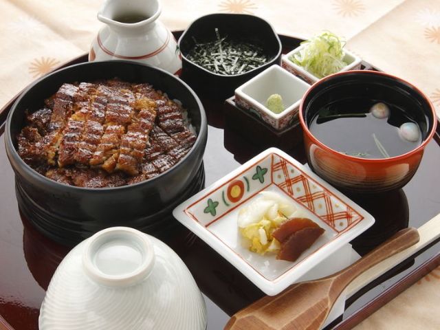 Hitsumabushi served with condiments and broth to enjoy in several ways