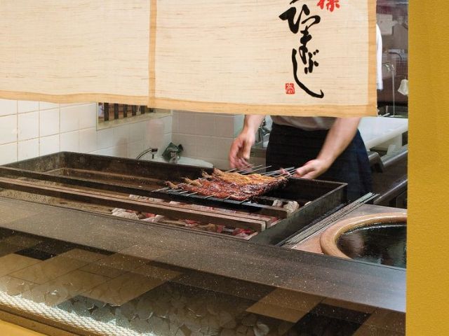 Charcoal grilled eel served over rice at Hitsumabushi Nagoya Bincho