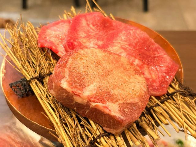 흑모와규에서 얻을 수 있는 희귀한 고급 소 혀 '흑탄'을 비교 시식해보세요! 도쿄 신주쿠 삼초메의 은신처[흑탄구이 육회 아오키]