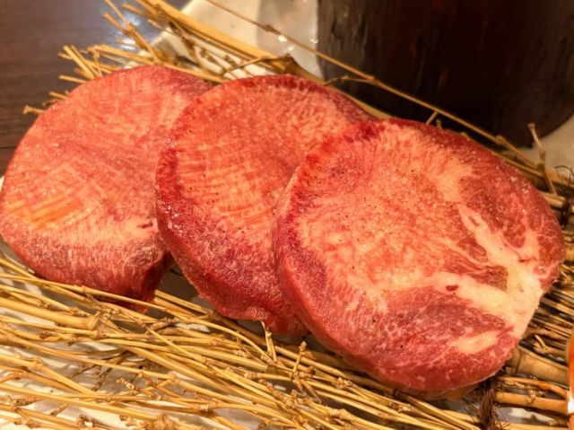 흑모와규에서 얻을 수 있는 희귀한 고급 소 혀 '흑탄'을 비교 시식! 도쿄 신주쿠 삼초메의 은신처[흑탄구이 육회 아오키]