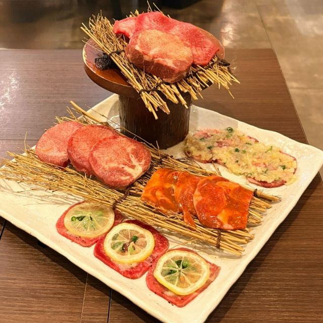 比較品嚐來自黑毛和牛的稀有高級牛舌「黑舌」！東京新宿三丁目隱藏名店【黑舌烤肉 青木】