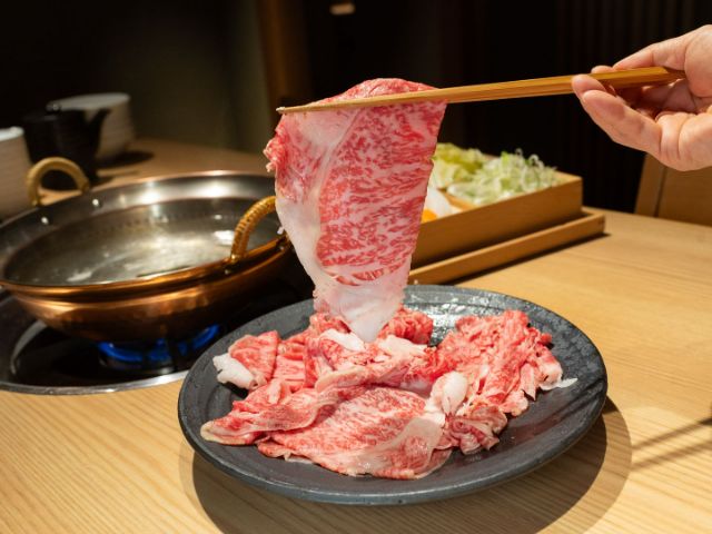 不是普通吃到飽!在六本木「八山」包廂內盡情吃神戶牛涮涮鍋與壽司的高級吃到飽