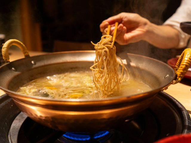 不是普通吃到飽!在六本木「八山」包廂內盡情吃神戶牛涮涮鍋與壽司的高級吃到飽