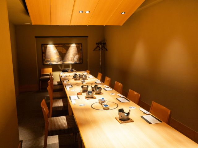 不是普通吃到飽!在六本木「八山」包廂內盡情吃神戶牛涮涮鍋與壽司的高級吃到飽