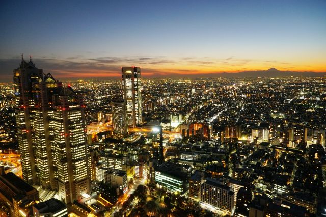 【東京新宿美食推薦】必吃6大餐廳＋都廳・御苑・黃金街人氣景點指南