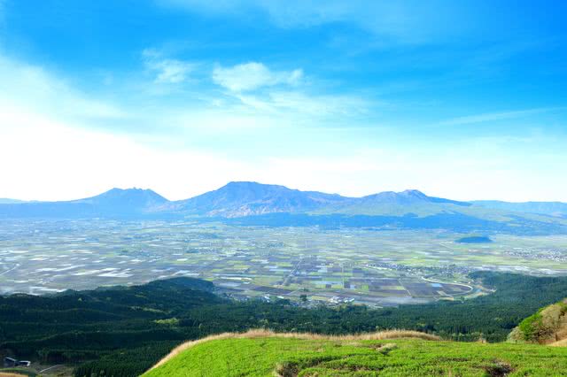 眺望雄偉的阿蘇山