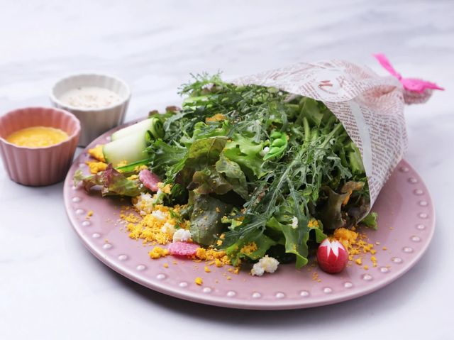 10. FLOWER WALL MONE