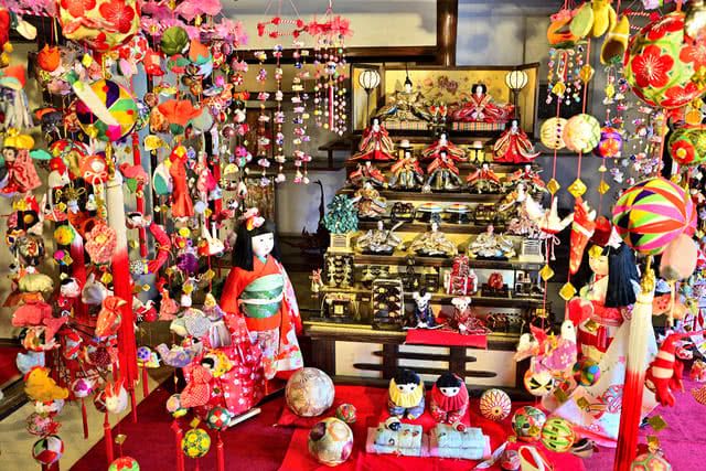 View the Gorgeous Hanging Hina Dolls of Yanagawa City in Fukuoka Prefecture During Hinamatsuri!